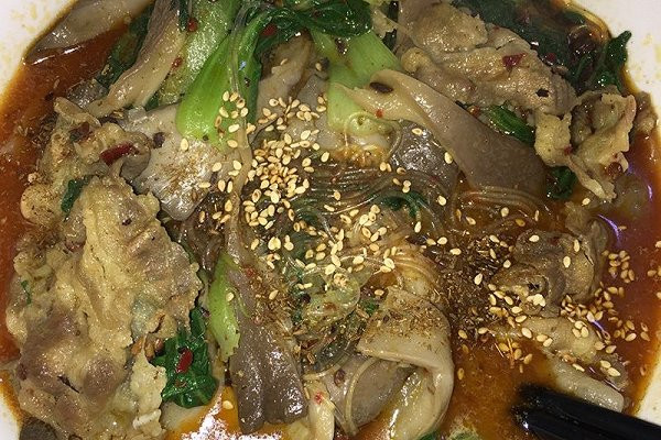 煮道骨汤麻辣烫